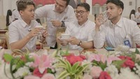 Sedang di Istana, Jovi dan rekan-rekannya tampak formal dengan kemeja putih. Mereka terlihat sedang menikmati jamuan. Foto: Instagram jovialdalopez