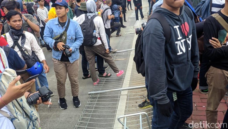 Koordinator Buruh akan Diperiksa Terkait Vandalisme Massa Berbaju Hitam Koordinator Buruh akan Diperiksa Terkait Vandalisme Massa Berbaju Hitam