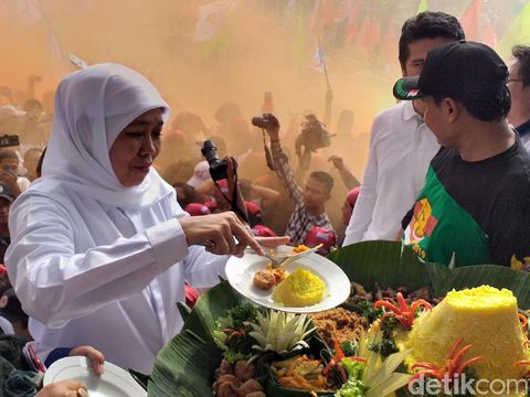 Gubernur Khofifah potong tumpeng saat temui buruh/