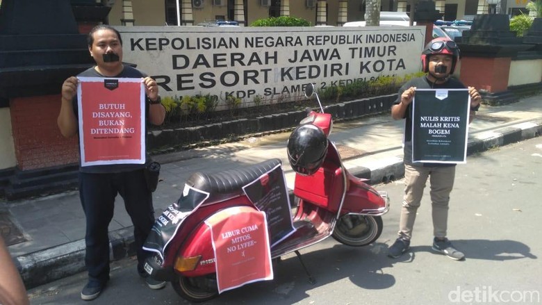 Dua Wartawan di Kediri Peringati May Day dengan Aksi Tutup Mulut Dua Wartawan di Kediri Peringati May Day dengan Aksi Tutup Mulut