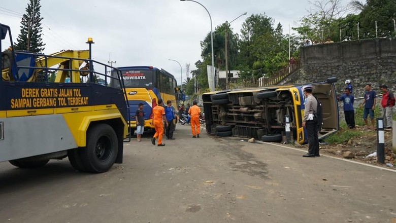 Polisi Amankan Sopir Bus yang Tak Kuat Menanjak di Jalur Puncak Polisi Amankan Sopir Bus yang Tak Kuat Menanjak di Jalur Puncak