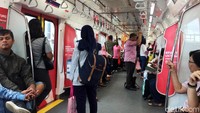 Suasana di dalam gerbong MRT. 