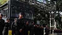 Sejumlah petugas polisi gabungan mengamankan Hari Buruh Sedunia di Patung Kuda, Jakarta,Rabu (1/5).