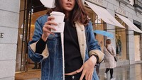 Mengenakan pakaian berwarna hitam. Lucia tampak sedang menikmati teh hangat dikala cuaca hujan. Foto: Instagram luciariveraromero