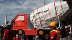 Buruh Bawa Mesin Jahit Raksasa ke Patung Kuda