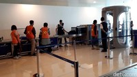 Adapun berbagai layanan pendukung juga telah siap, seperti layanan navigasi penerbangan, layanan metereologi, layanan pengisian bahan bakar pesawat udara, fasilitas kesehatan pelabuhan, fasilitas karantina ikan, hewan, dan tumbuhan. Tenant atau area komersial, groundhandling dan dukungan transportasi darat (Damri, shuttle bus, kereta api, taksi) juga sudah siap.
