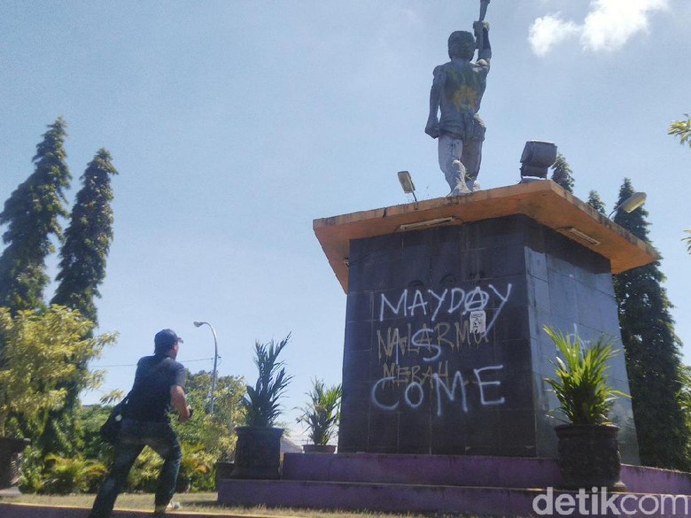Aksi Vandalisme May Day is Come Kotori Tugu Atlet di Ciamis Aksi Vandalisme May Day is Come Kotori Tugu Atlet di Ciamis