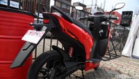 Uniknya Gesits memiliki gigi mundur yang bisa dioperasikan dengan memijit tombol R di setang bagian kanan. Mirip motor-motor gede ya.