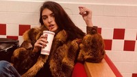 Sedang berada di gerai fast food ternama. Lucia tampak memegang minuman dingin sambil bersantai. Foto: Instagram luciariveraromero
