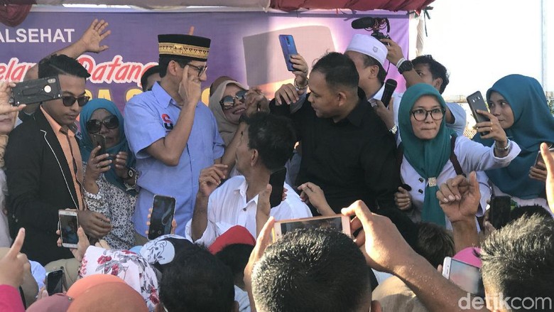 Sandiaga Disapa Pak Wapres di Padang Sandiaga Disapa Pak Wapres di Padang