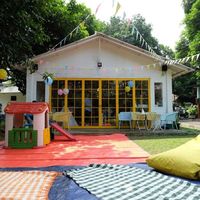 Santai Seru! Makan Sambil Ngumpul Bersama Keluarga di Resto Taman