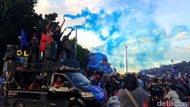 Akhiri Aksi May Day, Buruh di Patung Kuda Nyalakan Flare dan Kembang Api