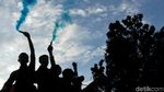 Petasan Hingga Flare Tutup Aksi May Day di Jakarta