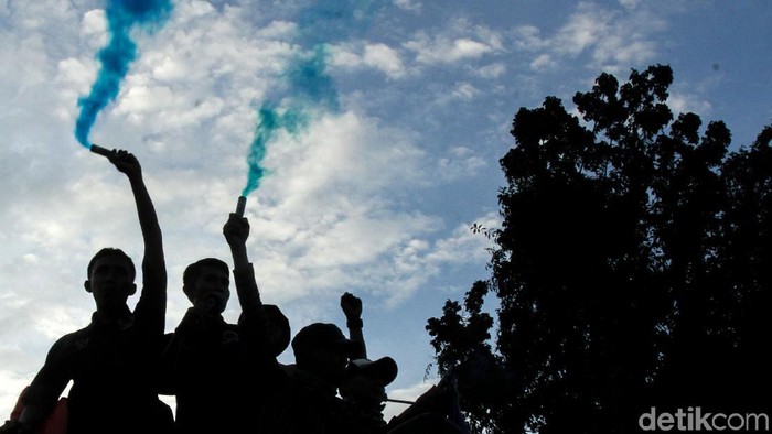 Massa aksi Hari Buruh Internasional di Patung Kuda membubarkan diri, Rabu (1/5/2019). Kembang api hingga flare tutup acara May Day 2019 di Jakarta.