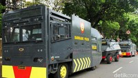 Kendaraan taktis seperti water canon, barakuda juga disiagakan.
