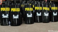 Tameng milik polisi dideretkan.