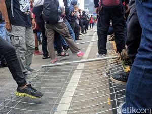 Polisi Usut Massa Berbaju Hitam-hitam Perusak Pagar Halte Tosari