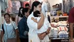 Pulang Kampung, Jokowi Gandeng Cucu ke Mal