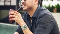 Work hard, holiday hard, tulis Jovi di keterangan Instagram. Wah, pria kelahiran California ini lagi liburan di Bali. Foto: Instagram jovialdalopez