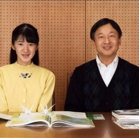 Aturan kerajaan tersebut benar-benar berlaku, di 2005, Putri Sayako, bibi dari Aiko menikahi orang biasa. Dia pun memilih cinta dan melepas gelar serta harta kerajaan yang dimilikinya. Tahun lalu, sepupu Aiko, Putri Ayako pun melepas tahta demi cinta. Dia menikahi orang biasa bernama Kei Moraya.  Foto: Dok. TheImperialHouseholdAgencyof/AFP, Getty Images