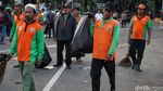 Petugas Bersihkan Sampah Usai Aksi Buruh