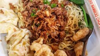 Versi nonhalal mie Medan ini menggoda selera. Selain pangsit rebus juga ada telur kecap plus kerupuk kulit babi yang renyah. Foto: Instagram @yennywu84