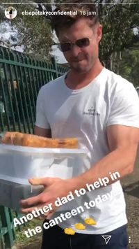 Hot Daddy! Serunya Chris Hemsworth Bantu Kemas Makanan di Sekolah Anaknya