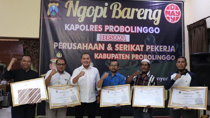 Polisi Probolinggo Ajak Para Buruh Ngopi Ketimbang Capek-capek Demo