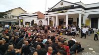 Polisi Gunduli Ratusan Remaja 'Hitam-hitam' yang Ditangkap Saat Aksi May day