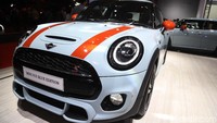New MINI Ice Blue Edition tersedia dalam jumlah terbatas. Dibekali dengan 2.0l, 4 silinder mesin MINI TwinPower Turbo namun diklaim efisien dalam hal penggunaan bahan bakar. Foto: Pradita Utama