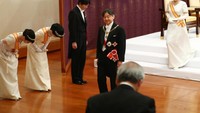 Kaisar Naruhito dan istrinya Masako meninggalkan lokasi setelah upacara selesai. Japan Pool/Pool via REUTERS.
