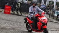 Sebelum mulai melaju, seorang petugas menjelaskan tata cara menggunakan motor listrik.