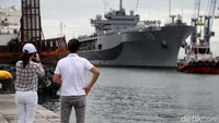 Warga mengabadikan kapal USS Blue Bridge yang tengah merapat.