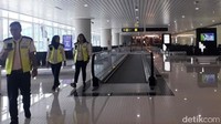 Di sisi darat (landside), terminal seluas 12.900 meter persegi sudah dapat digunakan, dari total 210.000 meter persegi pada saat full operation akhir 2019 nanti. Di terminal penumpang tersebut tersedia 12 tempat check-in, 2 x-ray, 2 walk through metal detector (WTMD), 400 kursi tunggu, 6 konter imigrasi di kedatangan dan keberangkatan, serta 2 bag conveyor belt.