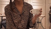 Coffee time! Begini gaya Lucia kalau sedang menikmati kopi di sebuah kafe favoritnya. Foto: Instagram luciariveraromero