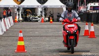 Motor terasa enteng dan enak diajak bermanuver. Jok busanya saat diduduki serasa lembut, posisi duduknya cukup nyaman dengan tinggi badan saya yang mencapai 165 cm.