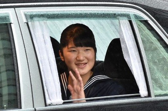 Inilah penampilan terkini Putri Aiko menjelang ayahnya, Naruhito naik takhta menggantikan kakeknya, Kaisar Akihito. Sang putri melambaikan tangannya pada para juru foto saat tiba di Istana Kekaisaran Tokyo, 30 April 2019. Foto: Dok. TheImperialHouseholdAgencyof/AFP, Getty Images