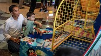 Presiden Joko Widodo bersama cucunya Jan Ethes bermain di salah satu wahana permainan di The Park Mall, Solo Baru, Sukoharjo, Jawa Tengah, Rabu (1/5/2019). ANTARA FOTO/Mohammad Ayudha.