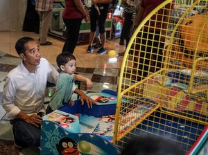 Pulang Kampung, Jokowi Gandeng Cucu ke Mal