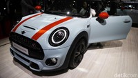 Edisi khusus ini terinspirasi oleh sejarah MINI yang identik dengan reli, dibalut dengan warna eksklusif Ice Blue, sebuah penghargaan untuk kendaraan ikonik produksi British Motor Company pada tahun 1960-an. Foto: Pradita Utama