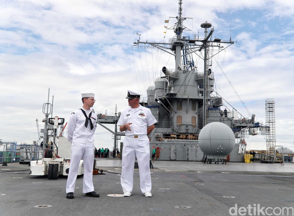 USS Blue Ridge, kapal perang pemandu di Armada ke-7 Angkatan Laut (AL) Amerika Serikat (AS) melakukan kunjungan ke Jakarta. Yuk kita lihat dalemannya.