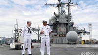 Kapal ini memiliki panjang sekitar 200 meter.