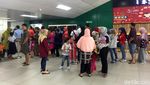 Libur Hari Buruh, Warga Padati MRT Jakarta