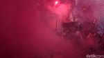 Petasan Hingga Flare Tutup Aksi May Day di Jakarta