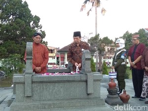 Mendikbud Muhadjir Ziarah ke Makam Ki Hajar Dewantara di Yogya