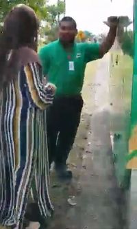 Demi Menantu yang Ngidam, Ortu Ini Berhentikan Mobil Van Milo di Jalan Tol!