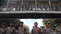 Sejumlah warga melihat aksi buruh dari JPO.