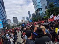 Dorong-dorongan Massa Buruh Vs Polisi, Pagar Halte Tosari Ambruk