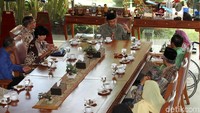 Begini suasana pertemuan mereka yang tampak santai tersebut.