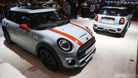 MINI Ice Blue Edition masih diimpor secara utuh dari Inggris. Foto: Pradita Utama